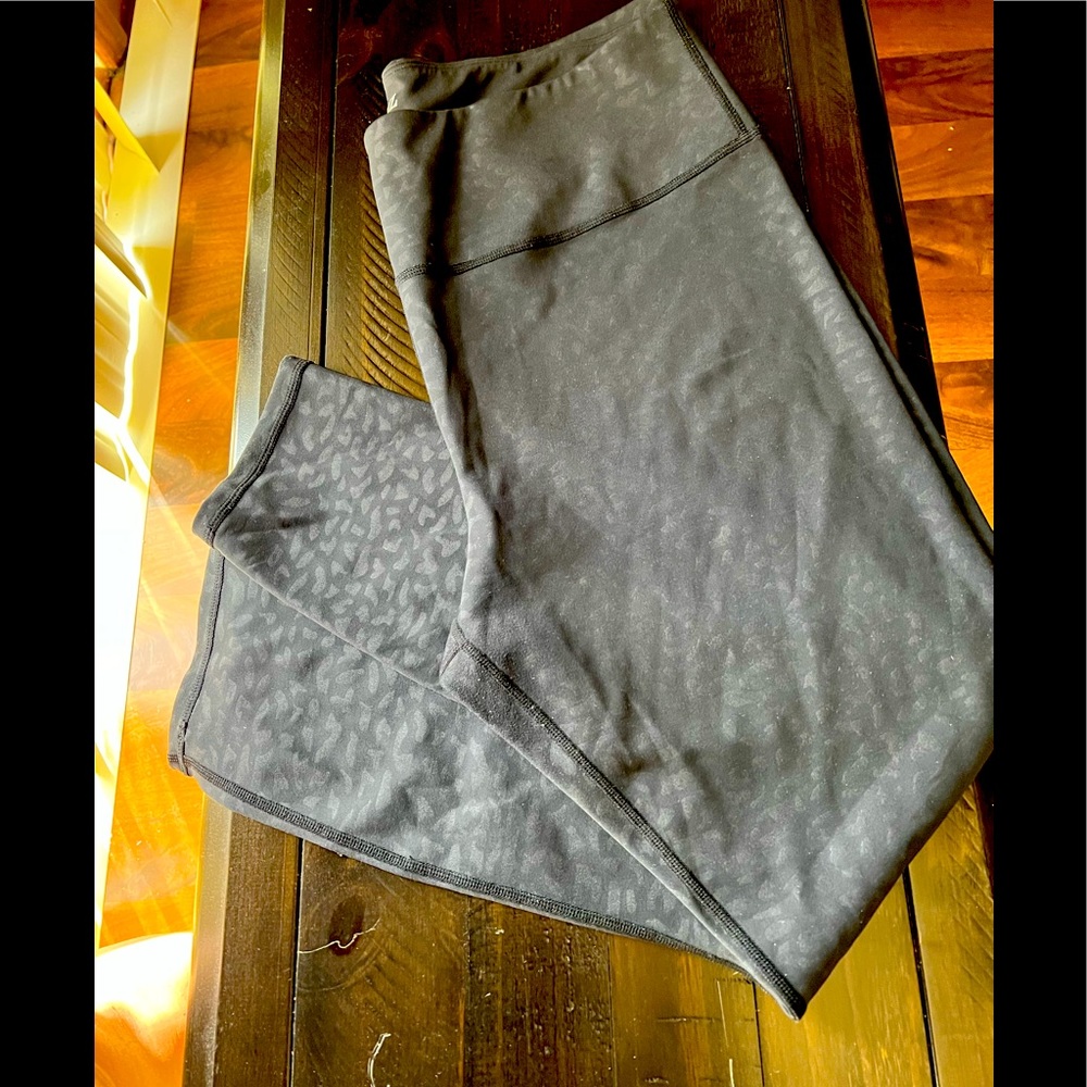 IVL Black on black cheetah print leggings